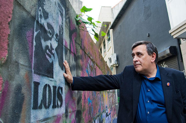 Xosé Manuel Pereiro junto a un grafitti de su hermano en Vigo, foto de Eli Regueira Xosé Manuel Pereiro junto a un grafitti de su hermano en Vigo, foto de Eli Regueira