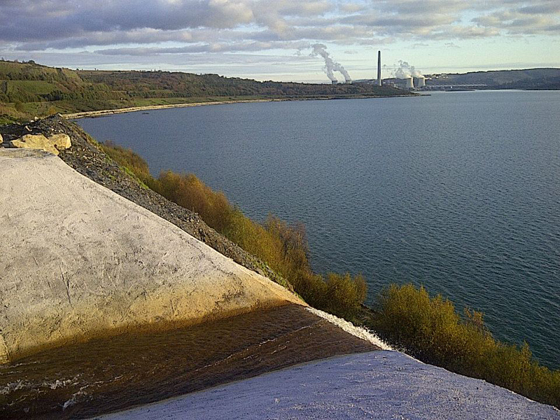 Lago, canal y central (Foto de Montse García Chavarría)